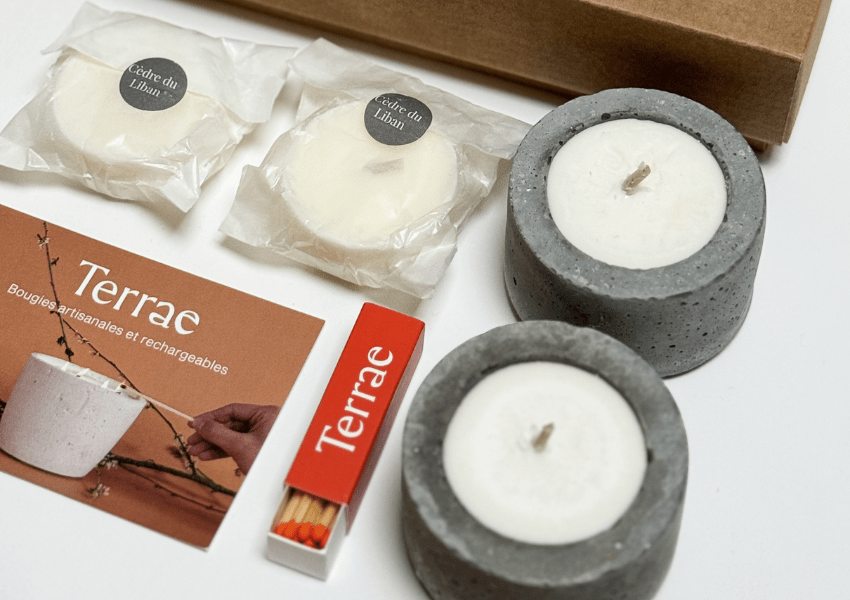 Terrae - Composition coffret cadeaux, deux recharges de cire, deux bougies beton cire vegetale parfums non toxiques, allumettes terrae, carte projet