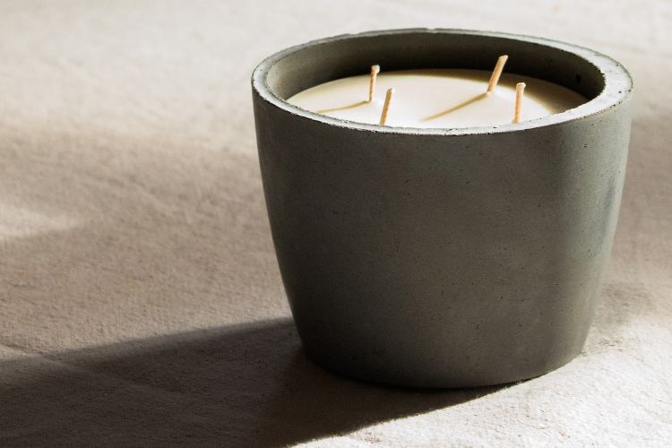 Terrae, bougie cire vegetale, bougie bruxelles, bougie artisanale, bougie mage in belgium, concrete candle, bougie allumee, brut, idee decoration